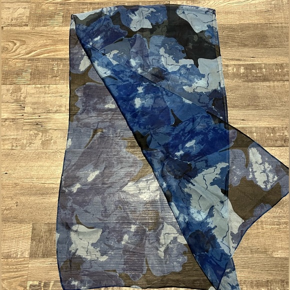 Northern reflection blue floral scarf - Picture 2 of 4